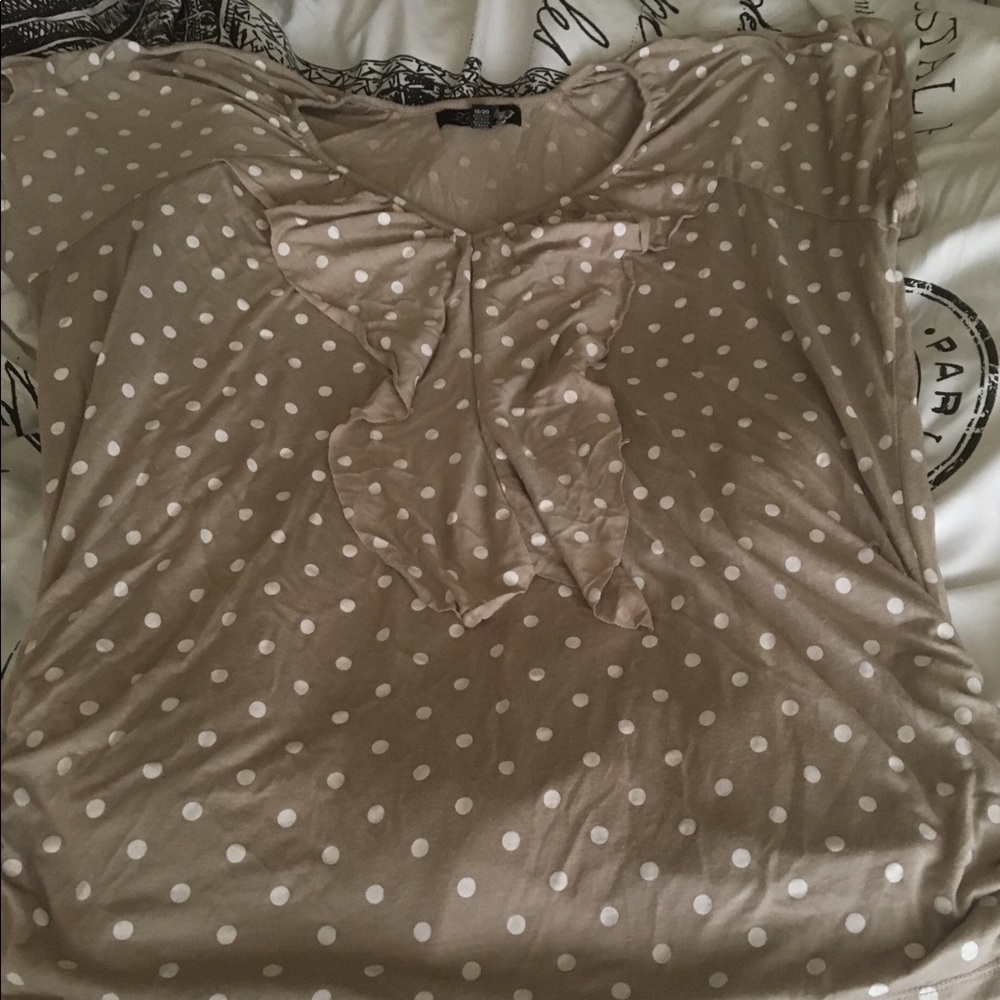 Brown and white top 👗👖👚4 for $15 when bundled